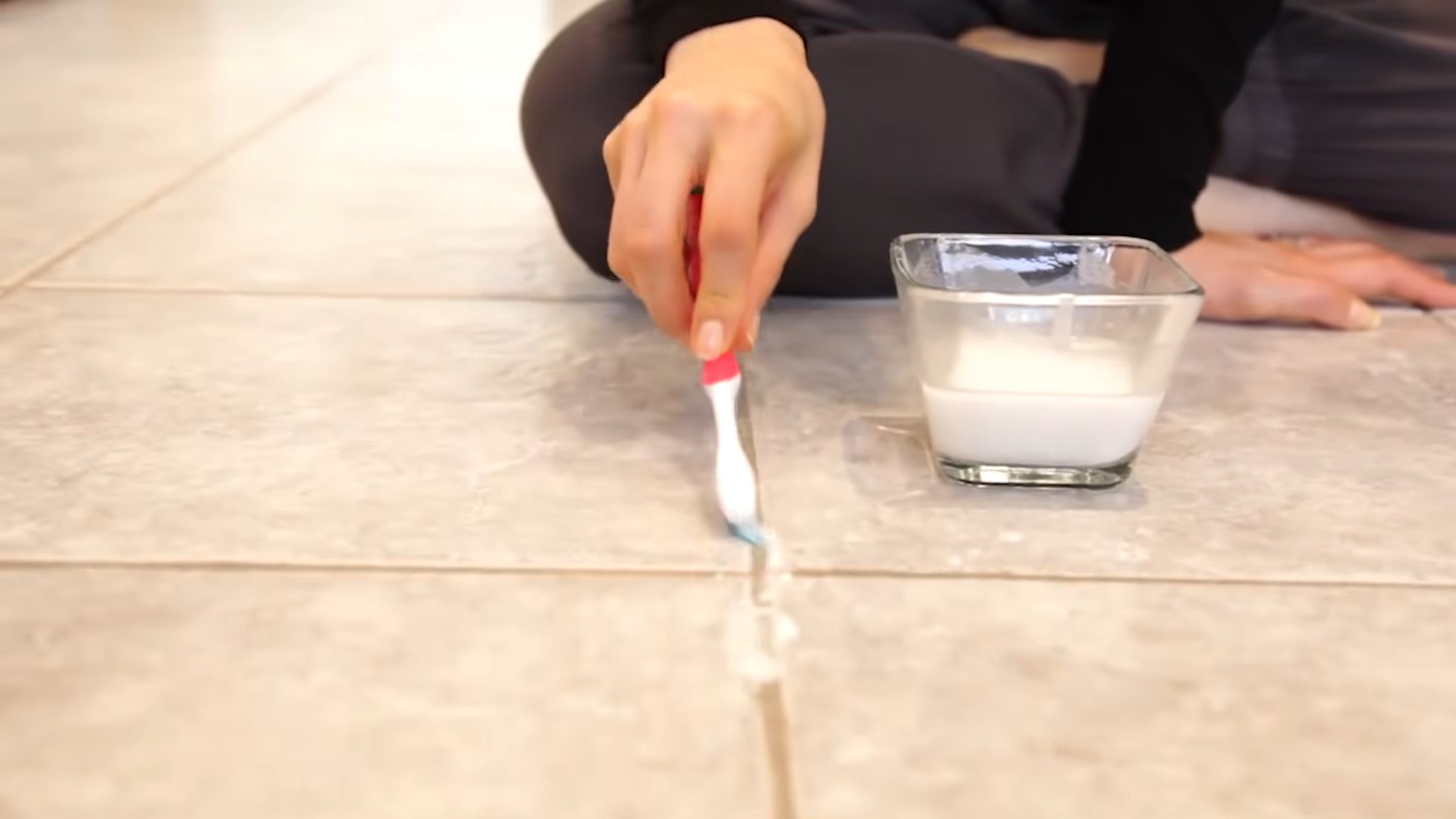 Toothbrush cleaning tight spaces