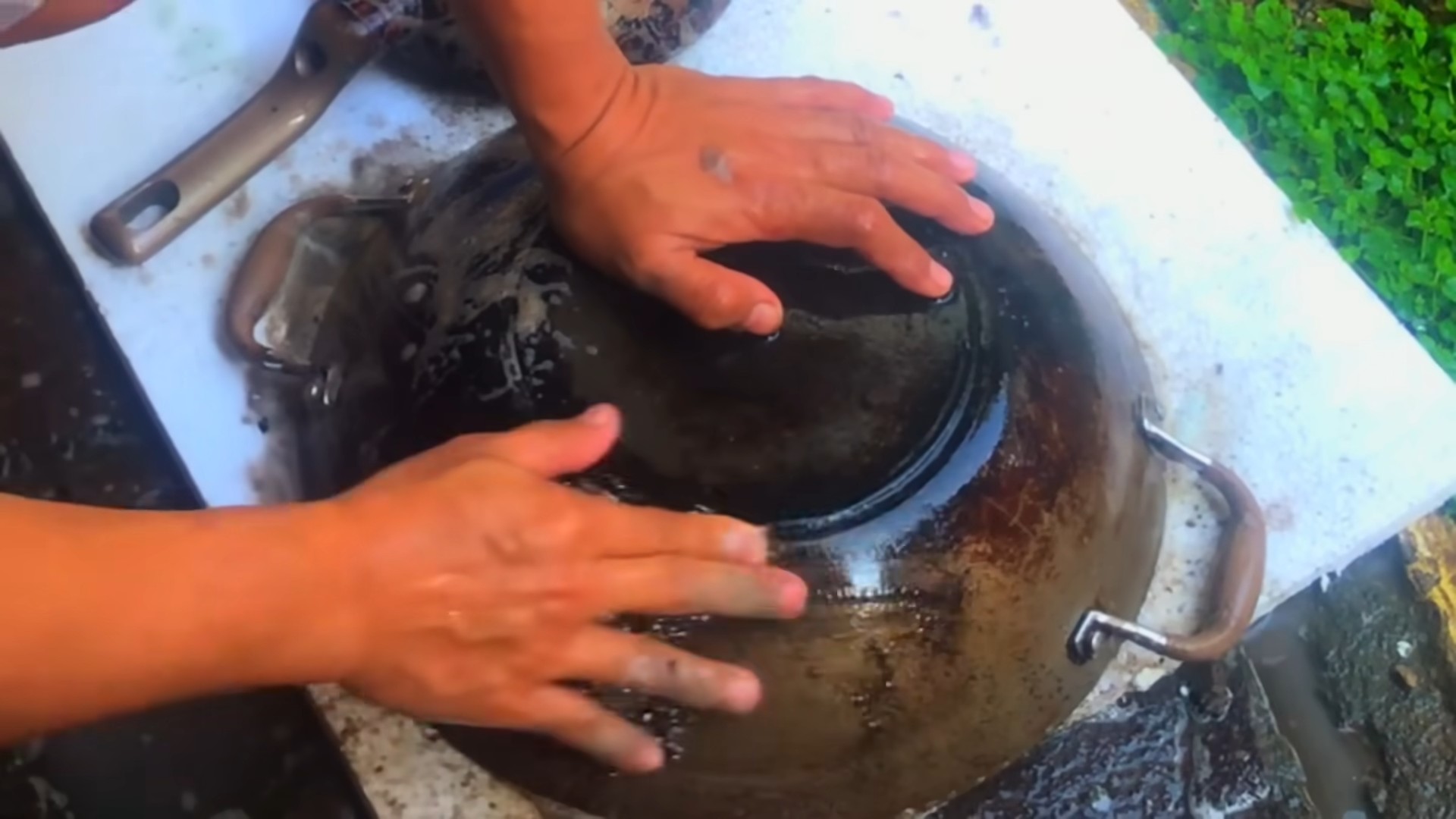 Clean Burnt Pots and Pans